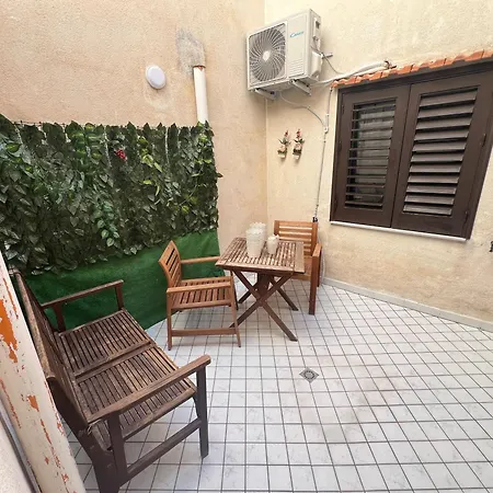 Intero In Via Collegio 아파트 *