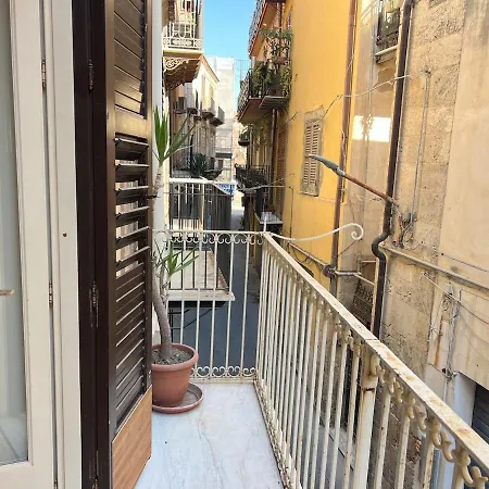 Apartment Intero In Via Collegio Licata