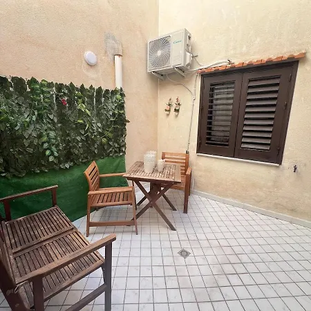 Intero In Via Collegio Apartment